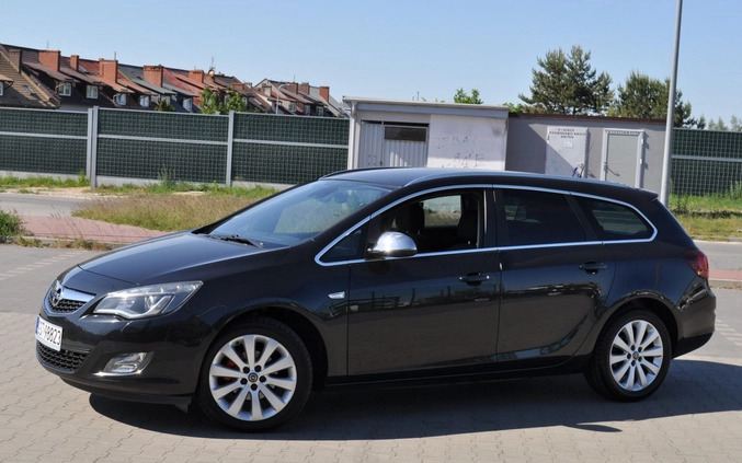 Opel Astra cena 29900 przebieg: 215000, rok produkcji 2012 z Nysa małe 277